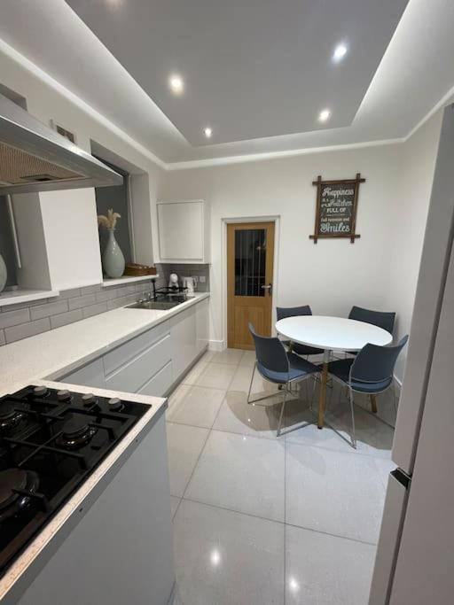 Modern, Spacious And Central Location Aberdare Zewnętrze zdjęcie