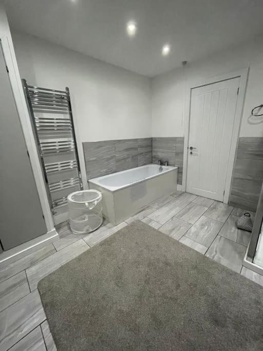 Modern, Spacious And Central Location Aberdare Zewnętrze zdjęcie